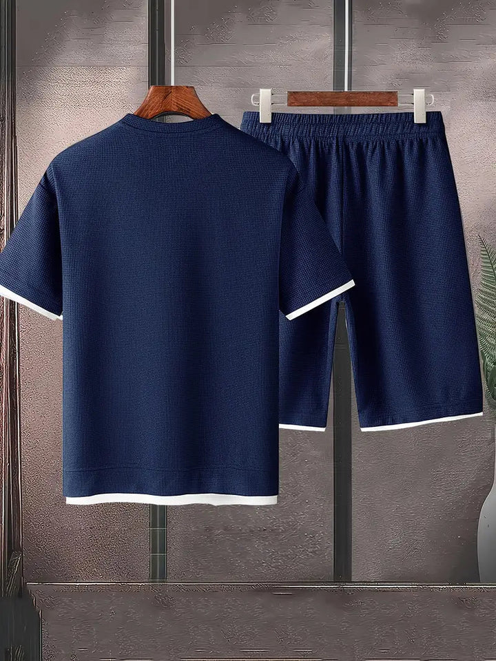 Hochwertiges Herren Waffelstrick Set: Atmungsaktives Kurzarm T-Shirt & passende Shorts.