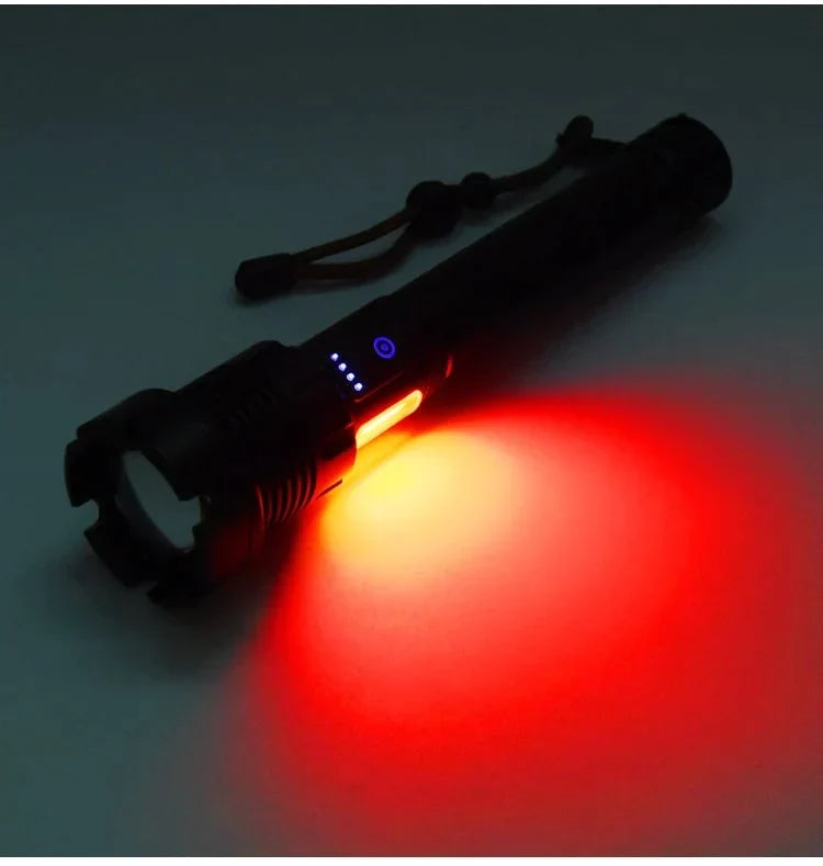 Ergonomische LED Taschenlampe mit XHP70-Technologie, 70.000 Lumen. Wiederaufladbar, robust für Notfall & Abenteuer.