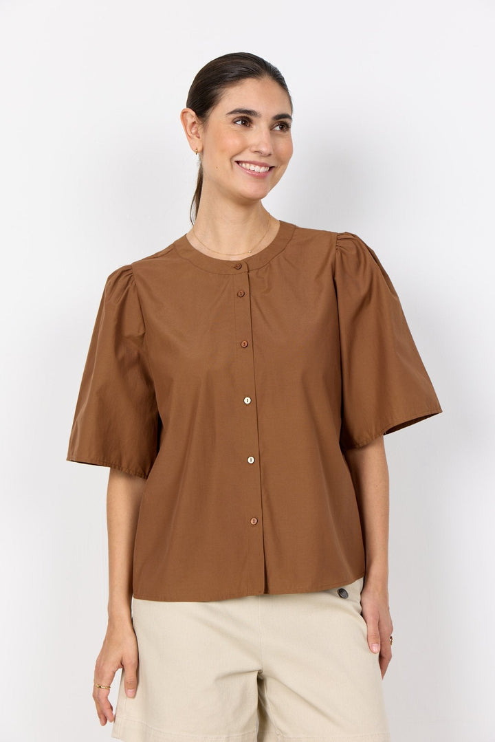Sommerliche Damen Kurzarmbluse mit Rundhalsausschnitt. Leichtes, elegantes Oberteil, perfekt für warme Tage.