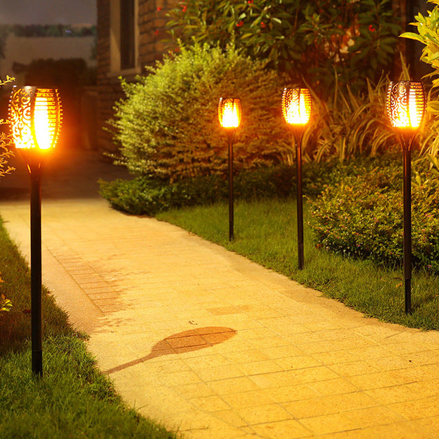 Wetterfeste Solarleuchte: 2 LED Gartenfackeln mit realistischer Tanzflamme, IP65 für Terrasse und Hof.