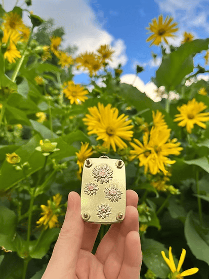 Inspirierendes DIY-Tool: Blumenpresse für Natur-Enthusiasten.