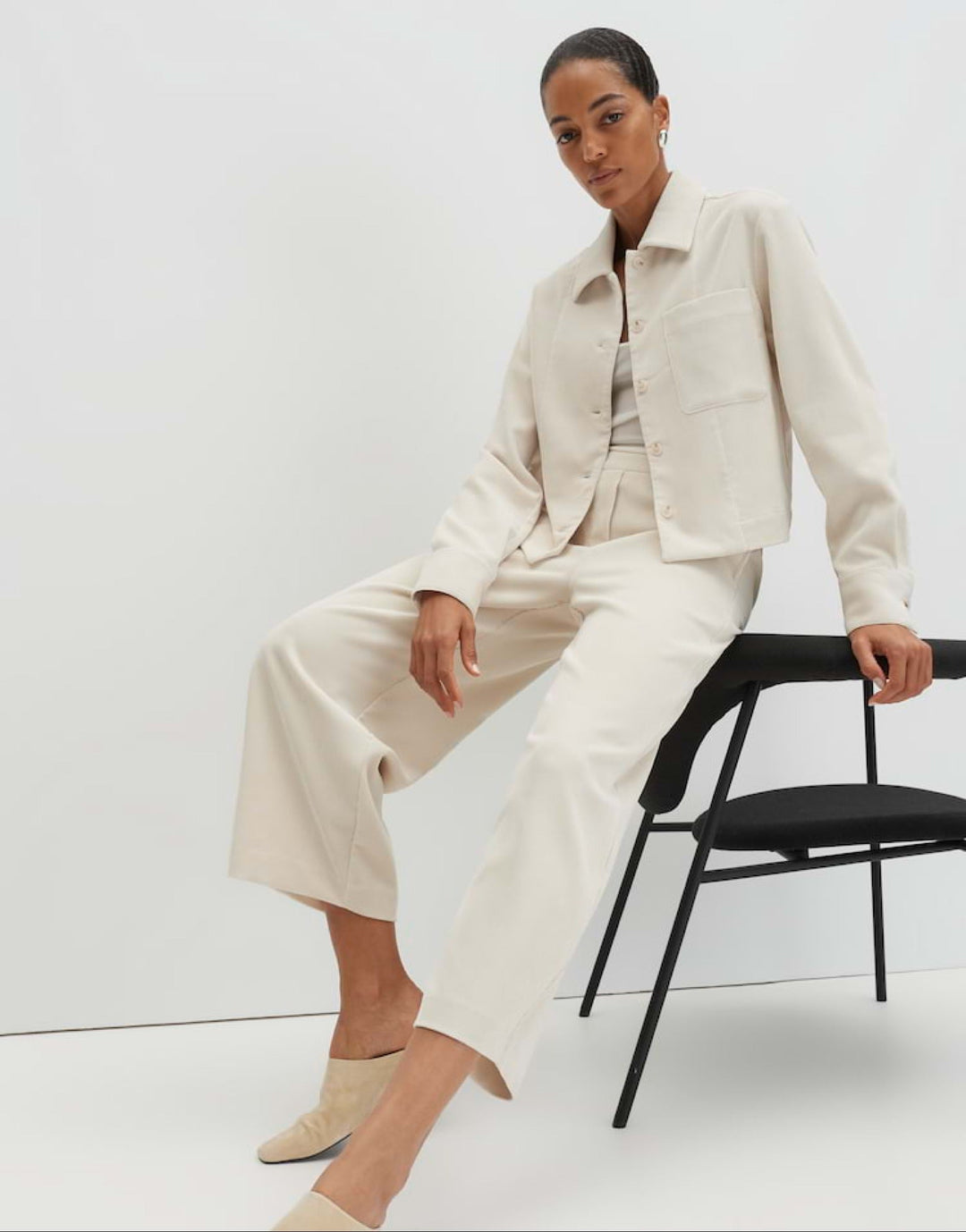 Bequeme Freizeithose für Damen, Barrel Fit, Mid Waist, Cropped Länge. Ideal für Stadt & Alltag, moderne O-Silhouette.