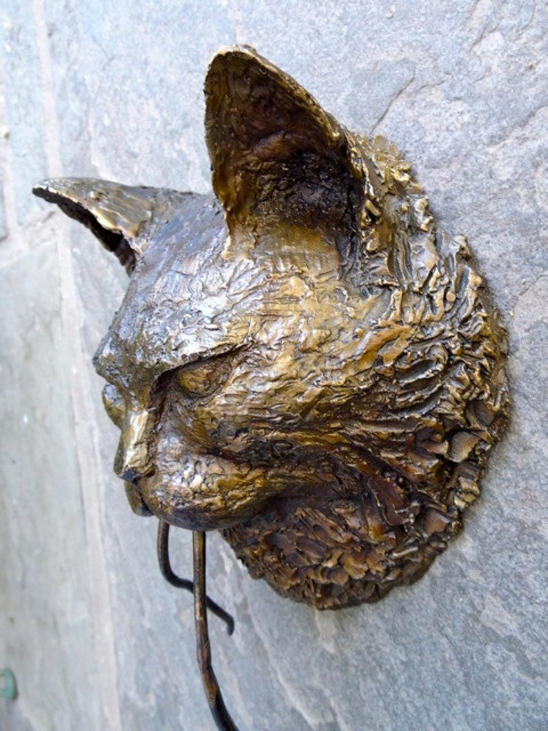 Detailansicht des handgefertigten Bronze Katzen Türklopfers, zeigt filigrane Details.