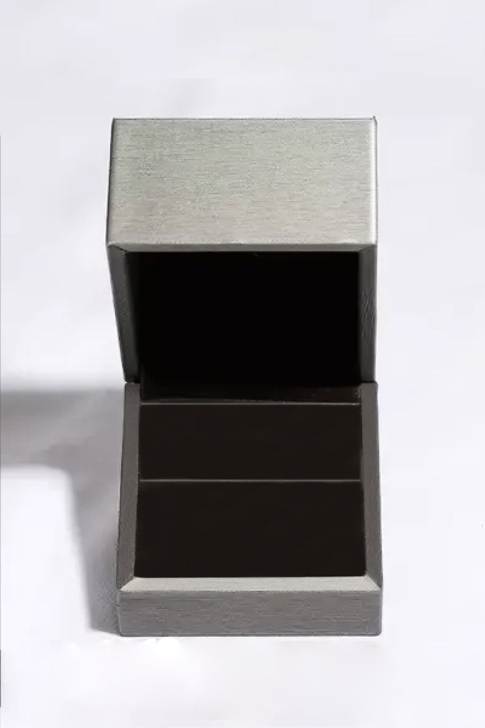 Strahlende Frauen Creolen aus 925er Silber mit Moissanit, die jedem Outfit Glanz verleihen.