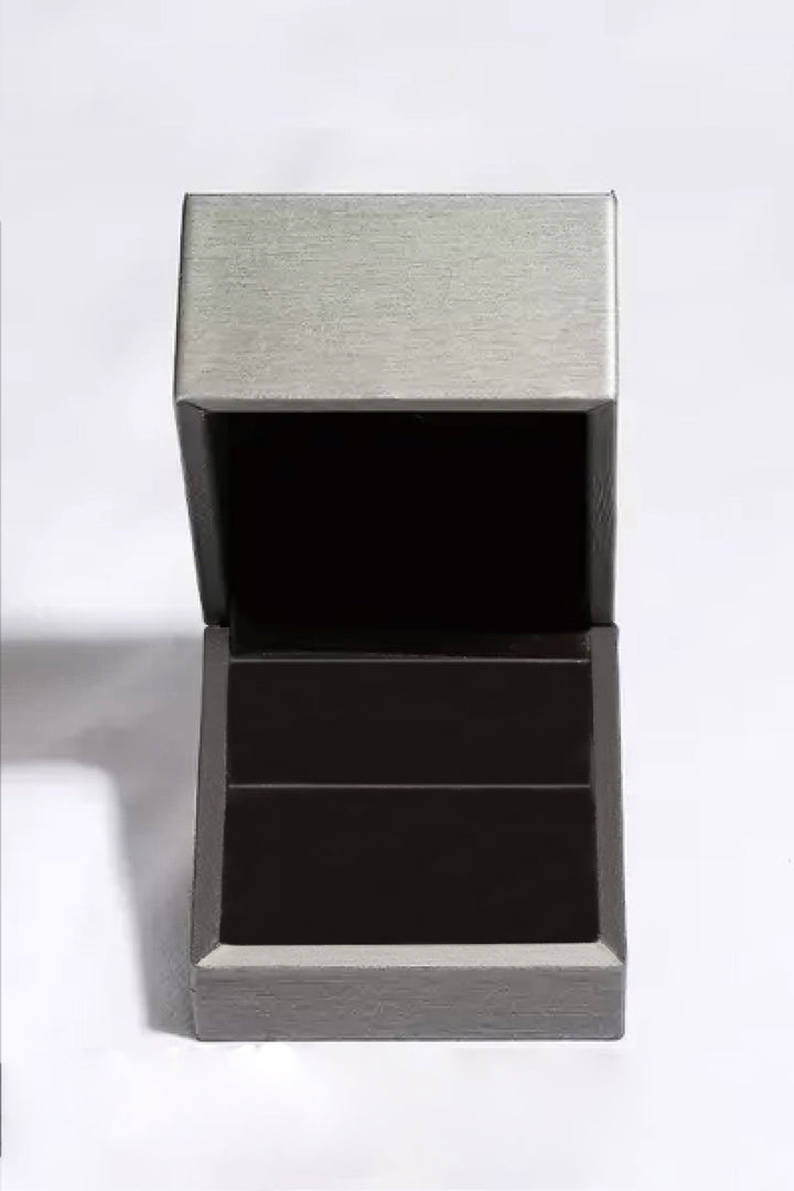 Strahlende Frauen Creolen aus 925er Silber mit Moissanit, die jedem Outfit Glanz verleihen.