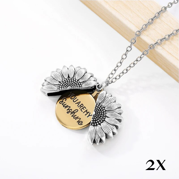 Detailaufnahme der Sonnenblumen-Medaillon-Halskette, geöffnet mit der 'Sonnenschein' Gravur, Geschenkidee.