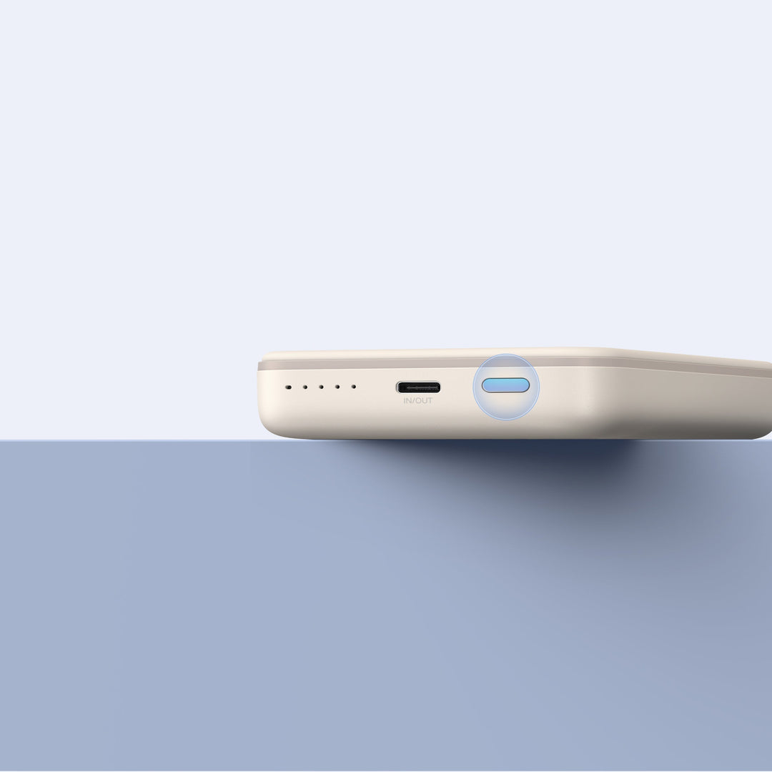 Magnetische 10.000 mAh Powerbank neben einem Smartphone, Größenvergleich. Kabelloses & USB-C Laden.