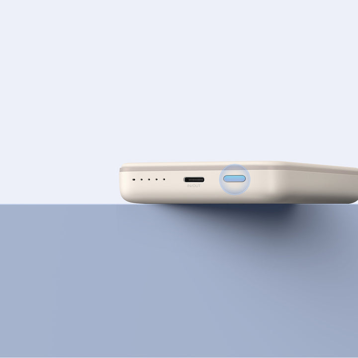 Magnetische 10.000 mAh Powerbank neben einem Smartphone, Größenvergleich. Kabelloses & USB-C Laden.