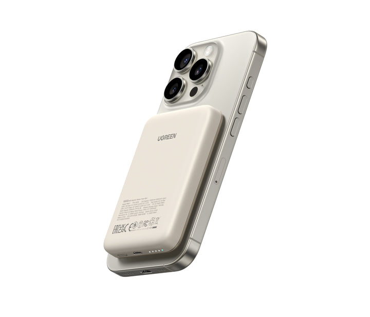 Detailansicht der magnetischen Oberfläche einer 10.000 mAh Powerbank für sicheres kabelloses Laden.