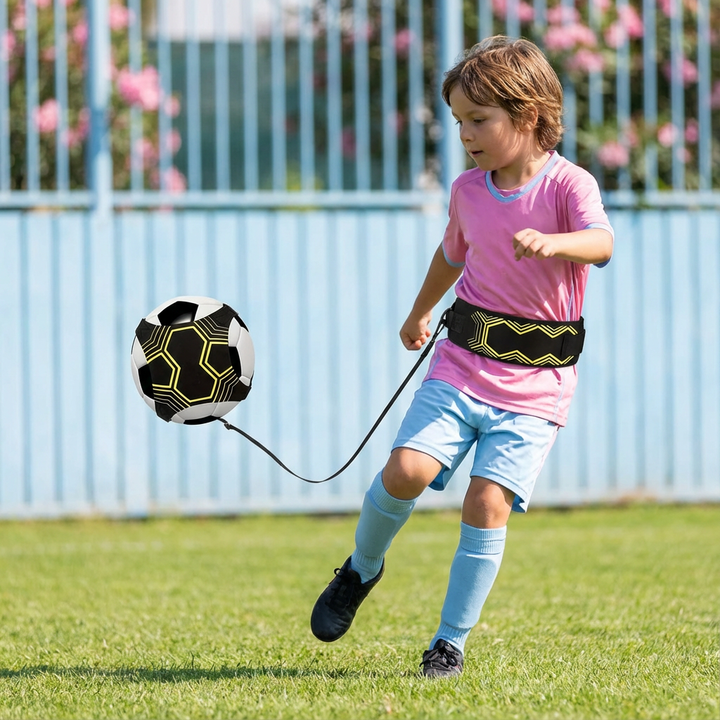 Kind trainiert mit Fußball Trainingsgürtel, verbessert Ballgefühl und Präzision beim Dribbeln und Passen.