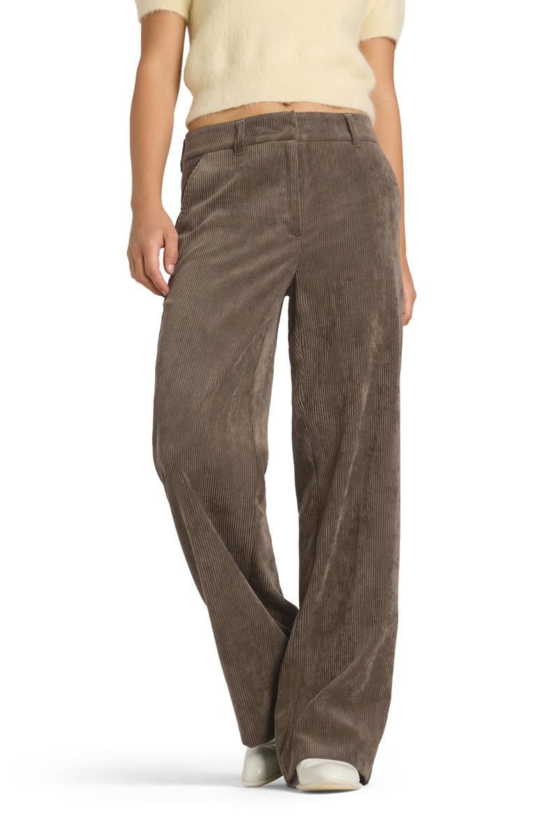 Bequeme Damen Cordhose in weiter Passform für optimalen Komfort und eleganten Stil in der Damenmode.
