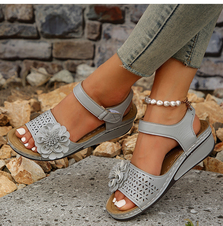 Damen Freizeitschuhe Sommer: Sandalen mit robustem Design und bequemem Fußbett, ideal für jede Sommeraktivität.