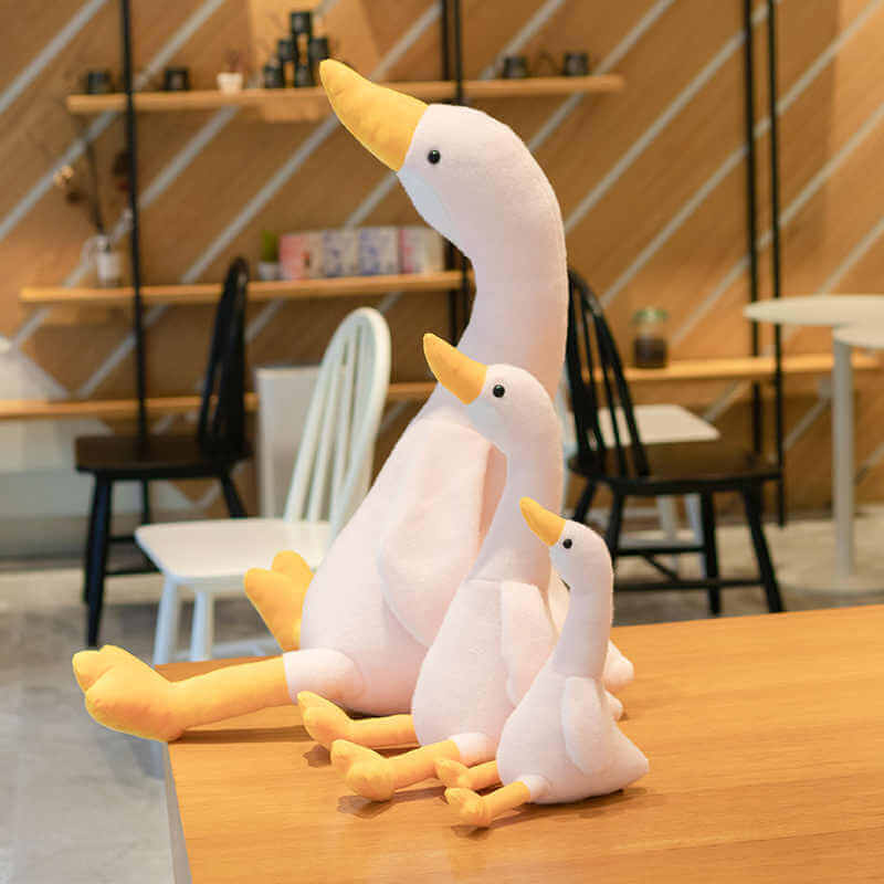 Dekoratives Riesengans Plüschtier, großes Kissen für Kinder. Bietet Komfort beim Kuscheln und eine süße Zimmerdeko.