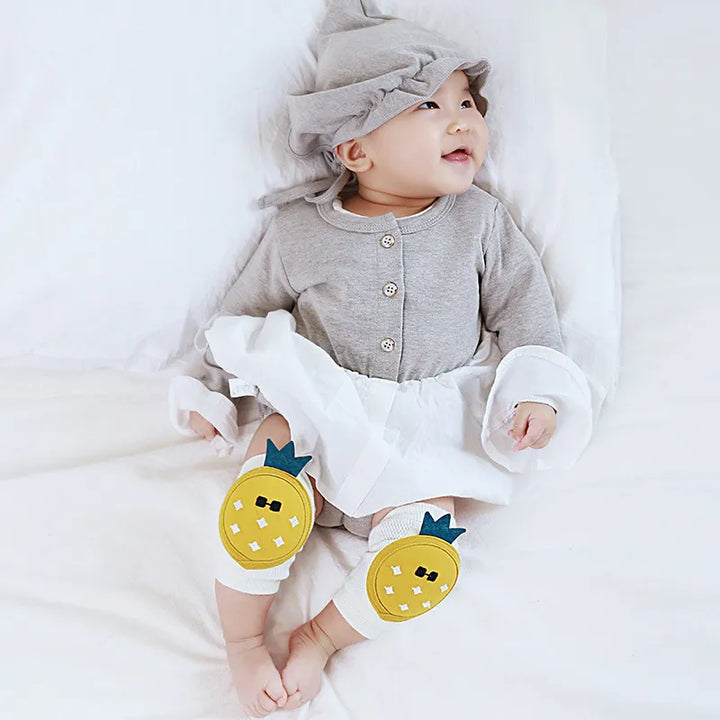 Graue Baby Knieschoner mit Rutschschutz für sicheres Krabbeln; weiche, komfortable Babyausstattung.