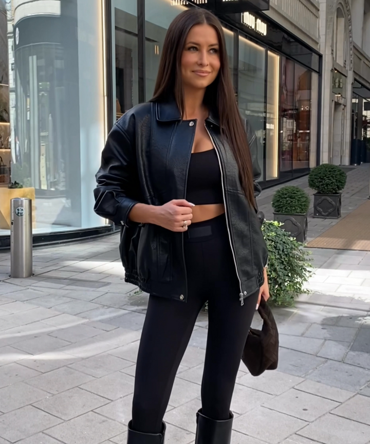 Schwarze Damen Oversize Jacke, modern & lässig. Perfekte Übergangsjacke für Freizeit & Mode.