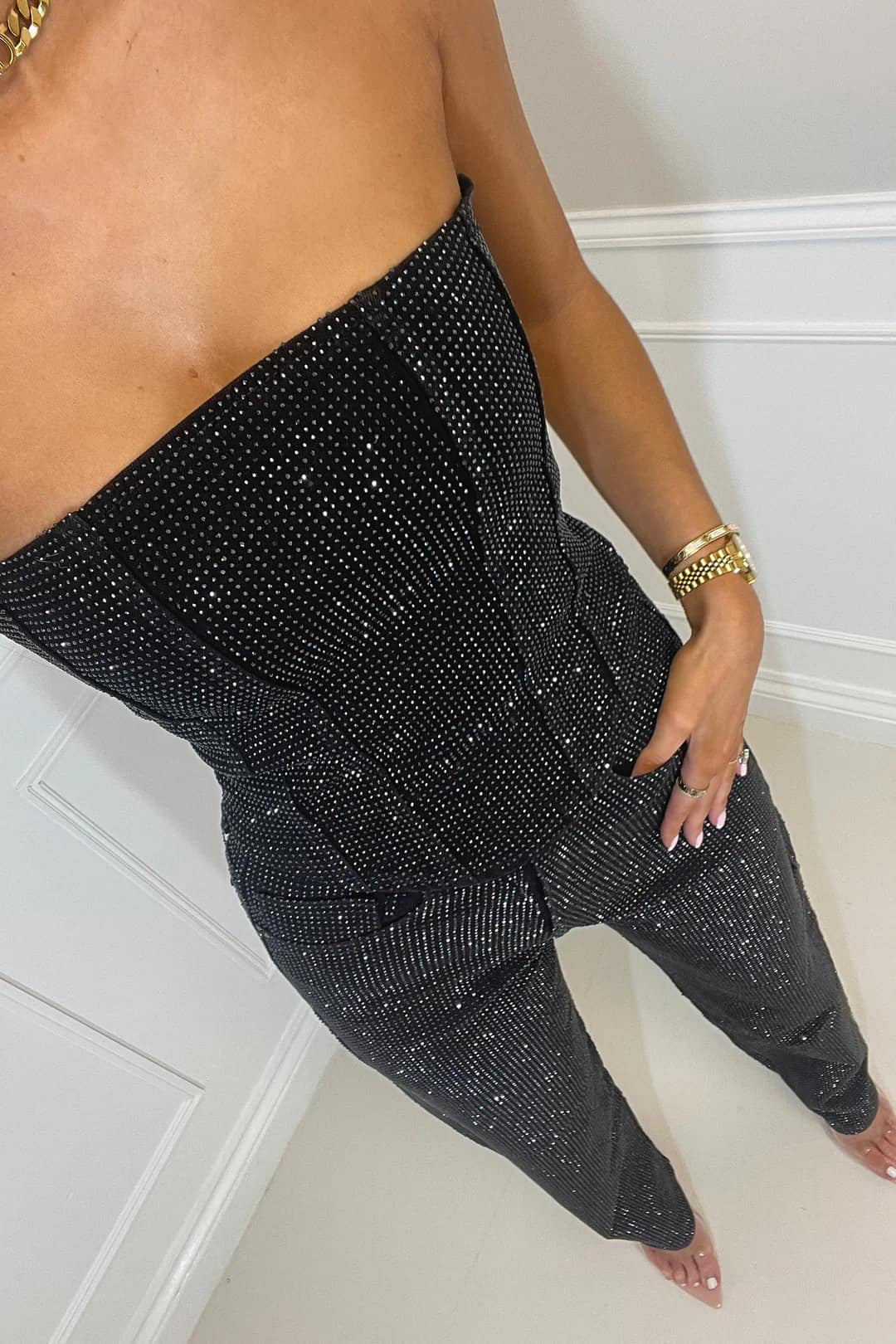 Elegantes zweiteiliges Damen Outfit Set mit glitzernder High-Waist-Jeans für festliche Anlässe.