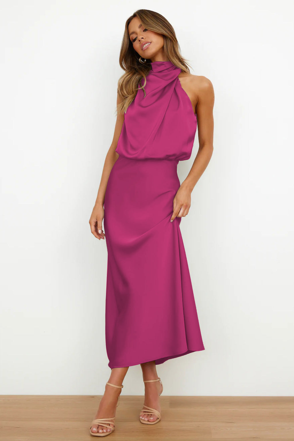 Bodentiefes Damen Abendkleid mit Halterneck, perfekt als festliches Gala-Kleid.