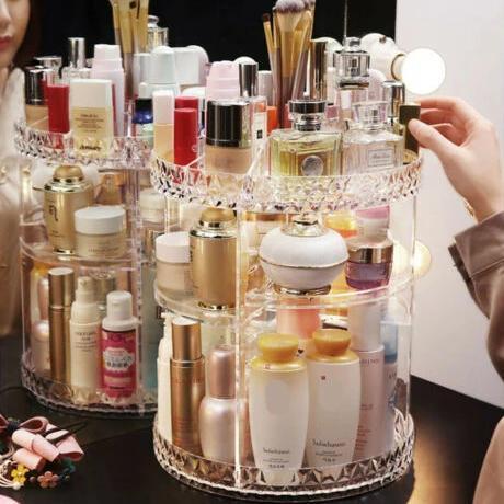 360° drehbarer Kristall Kosmetik Organizer für Make-up. Transparente Acryl-Aufbewahrung für Beauty-Produkte im Bad.