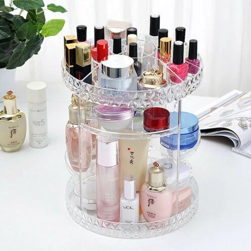 Drehbarer Make-up Organizer aus Kristall-Acryl für einfachen Zugriff. Perfekte Kosmetik-Aufbewahrung im Bad & Beauty-Bereich.