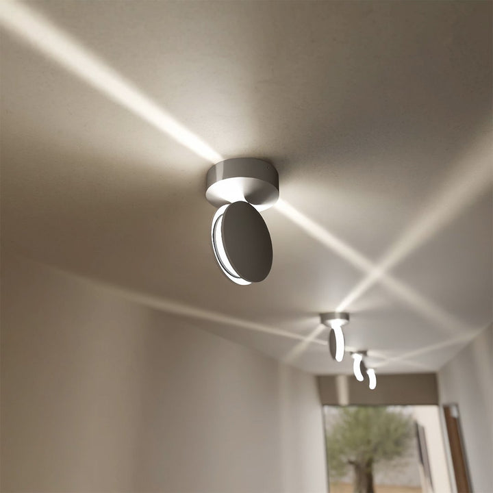 Dynamische 360° LED Projektor Lampe projiziert faszinierende Lichteffekte, verwandelt Räume in eine magische Oase.
