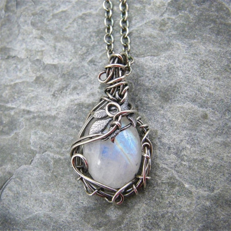 Damen Retro Mondstein Halskette mit tropfenförmigem Edelstein. Vintage Schmuck für zeitlose Eleganz, ideale Kette.