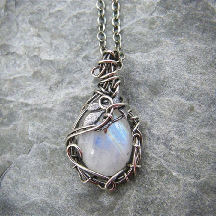 Damen Retro Mondstein Halskette mit tropfenförmigem Edelstein. Vintage Schmuck für zeitlose Eleganz, ideale Kette.