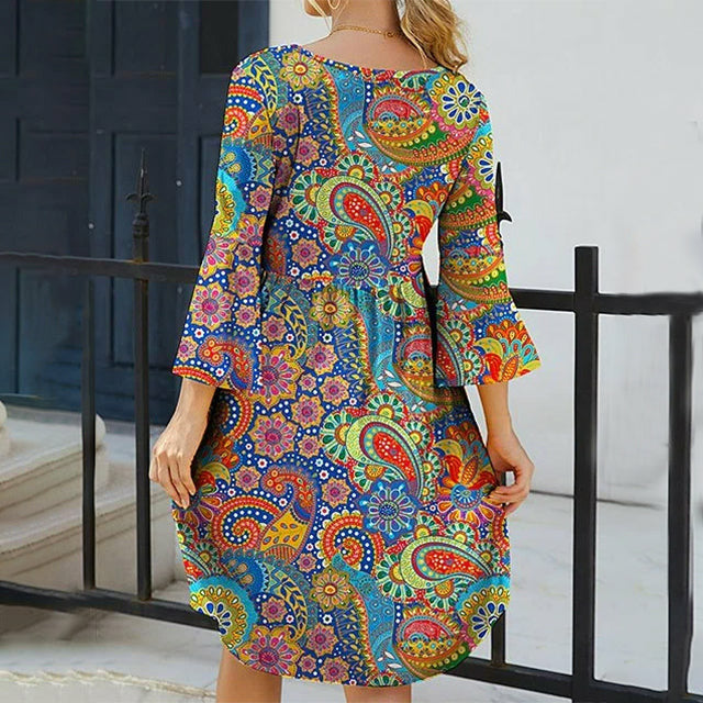 Leichtes, elegantes Freizeitkleid für Damen. Luftiges Sommerkleid in Bohème-Stil mit Blumenmuster.