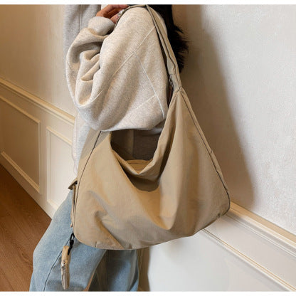 Praktische Damen Crossbody Tasche, Navy, mit robustem Reißverschluss & leicht zugänglicher Fronttasche.