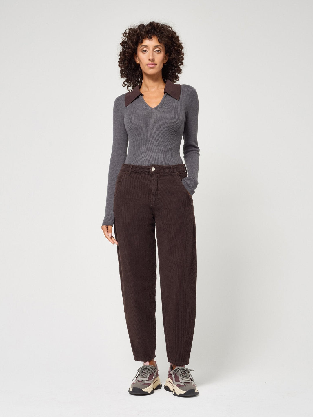 Stilvolle Damen Balloon Fit Hose mit 5-Pocket-Design, hoher Leibhöhe & verkürztem Bein. Lässige Freizeitmode.