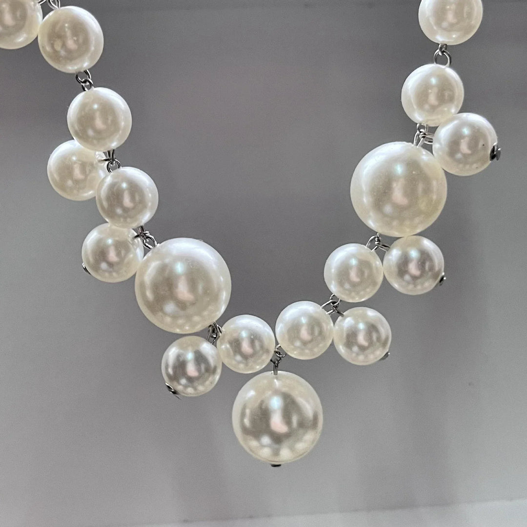 Elegante Damen-Halskette mit weißen Übergröße-Perlen, klassischer Schmuck, zeitloses Mode-Accessoire für jeden Anlass.