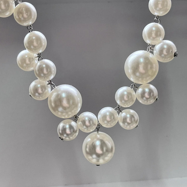 Elegante Damen-Halskette mit weißen Übergröße-Perlen, klassischer Schmuck, zeitloses Mode-Accessoire für jeden Anlass.