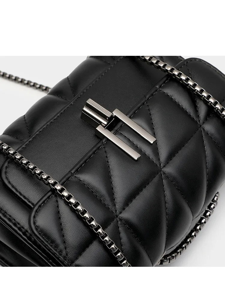 Chic Messenger Damen Umhängetasche mit elegantem Kettenakzent, Schwarz oder Weiß.
