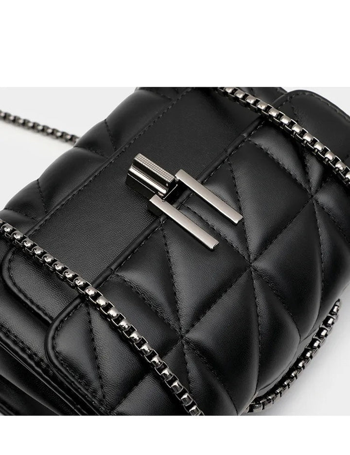 Chic Messenger Damen Umhängetasche mit elegantem Kettenakzent, Schwarz oder Weiß.