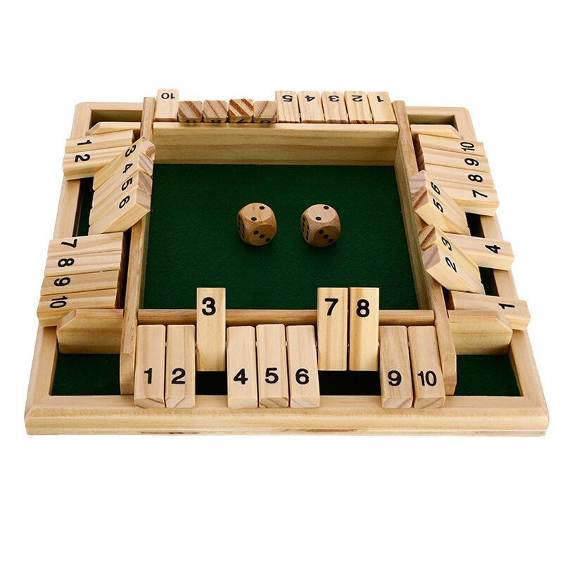 Fröhliche Familie spielt Holz-Gesellschaftsspiel. Lustiges Indoor-Spiel für Kinder & Erwachsene.