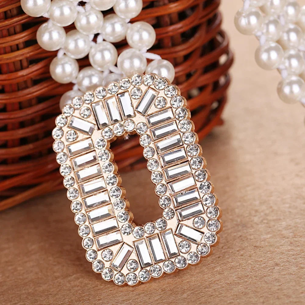Nahaufnahme eines weißen Perlen Gürtels für Damen, perfekt als Statement Accessoire zu festlicher Damenmode.
