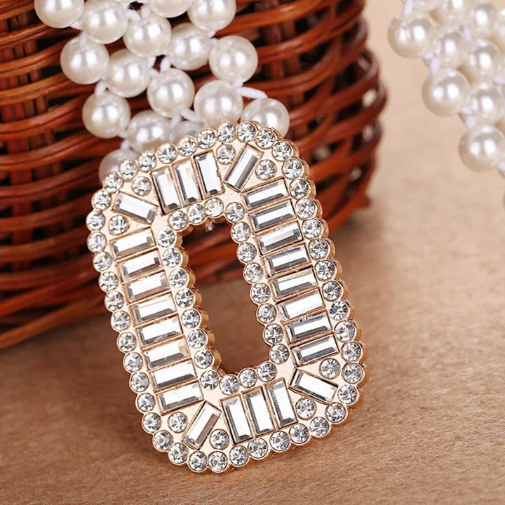 Nahaufnahme eines weißen Perlen Gürtels für Damen, perfekt als Statement Accessoire zu festlicher Damenmode.