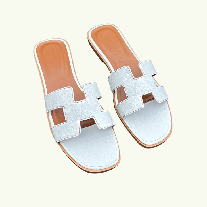 Elegante Damen-Flachsandalen für den Sommer. Perfekte Sommerschuhe für stilvolle Outfits und warme Tage.