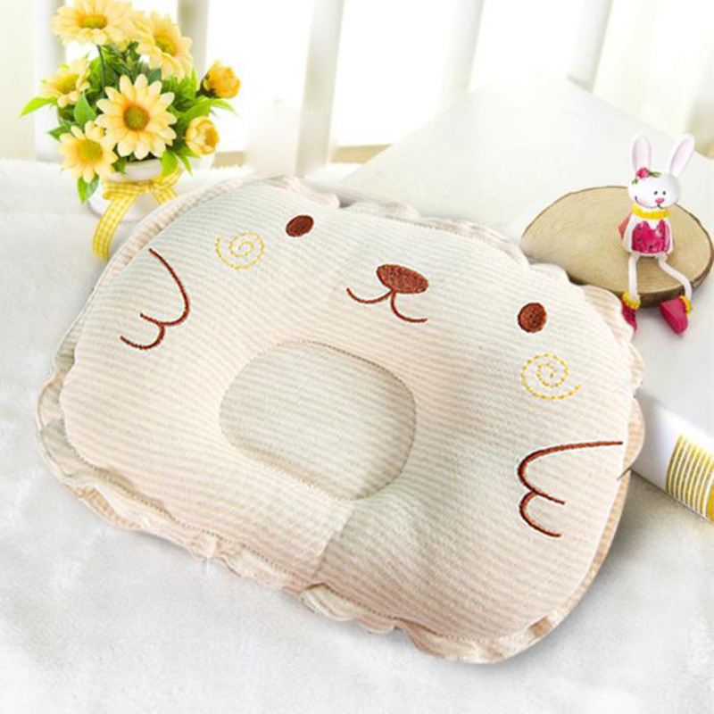 Beiges Babykopfkissen mit Mulde gegen Kopfverformung und Plattkopf Syndrom. Orthopädisches Kissen für Babys.