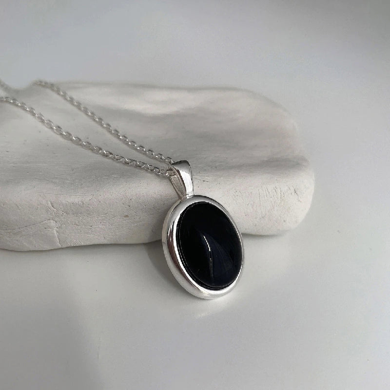 Geschenkidee: Schwarze Opal-Halskette aus S925 Silber für Damen, oval, elegant, schützender Glücksbringer.