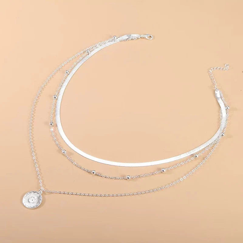 Zeitlose dreifach-Halskette aus Sterlingsilber für Frauen, rund und edel. Moderner Damenschmuck.