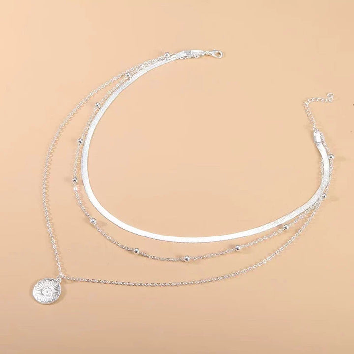 Zeitlose dreifach-Halskette aus Sterlingsilber für Frauen, rund und edel. Moderner Damenschmuck.