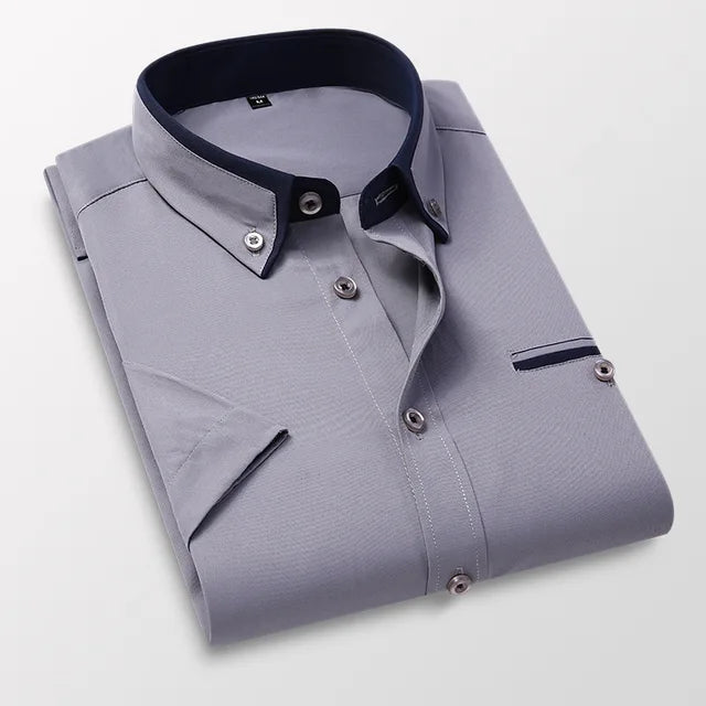 Detailansicht Kragen und Knöpfe des eleganten Kurzarmhemdes, Ausdruck von Stil und Komfort.