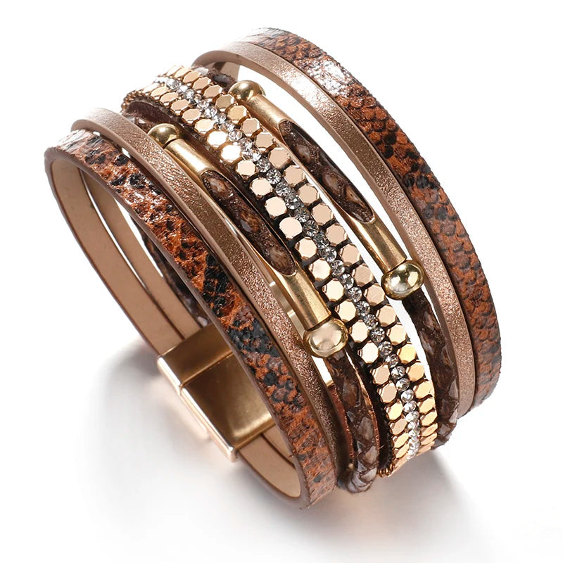 Luxuriöses Damenarmband: mehrschichtiges Leder mit Schlangenprägung. Auffälliges Accessoire, ideal für besondere Anlässe.