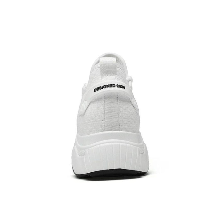 Seitliche Ansicht des MaxLift Boost Herren Sneakers, zeigt schlankes Design & integrierte Erhöhung.