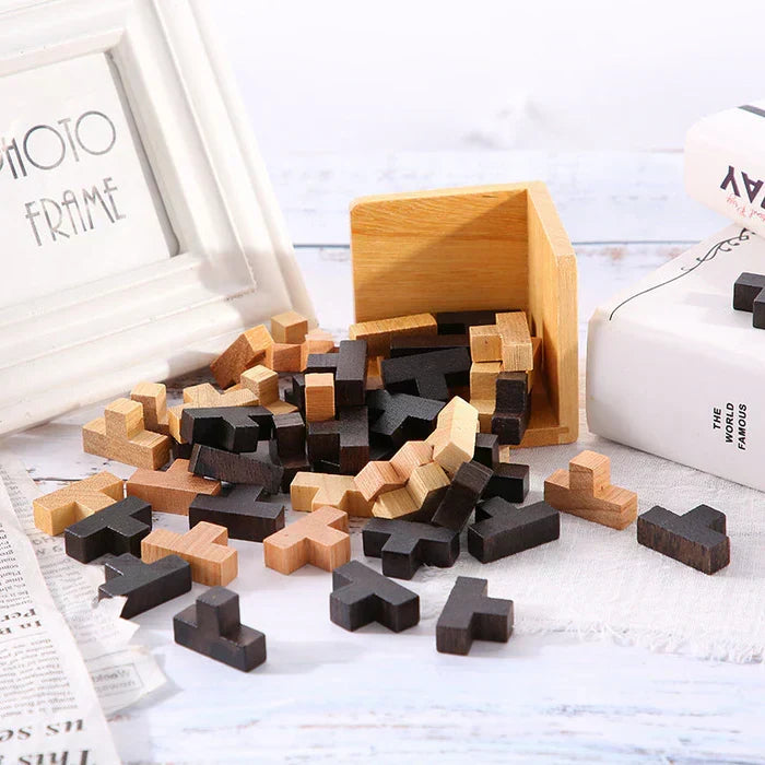 Montiertes 3D Holz-Logikpuzzle, zeigt die komplexe Struktur dieses pädagogischen Geduldspiels.