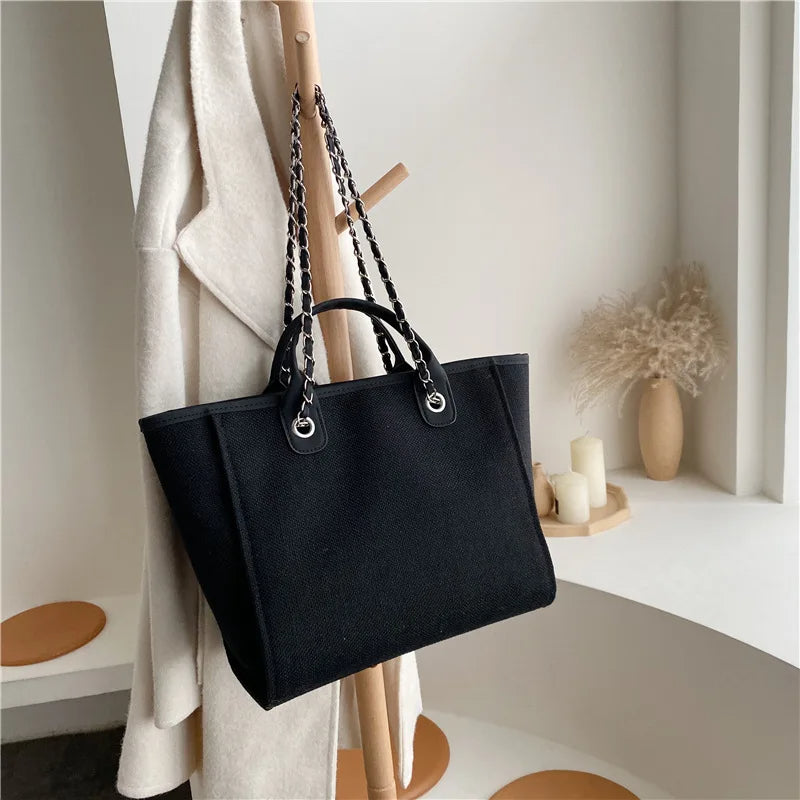 Luxuriöse Damen Handtasche, schwarze Designer Schultertasche für stilvolle Auftritte.