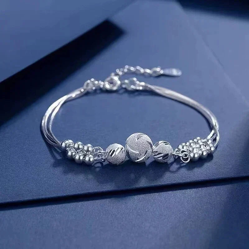 Elegantes Damenarmband aus Silber und Perlen, ideal als Glücksbringer und Geschenkidee für Frauen.