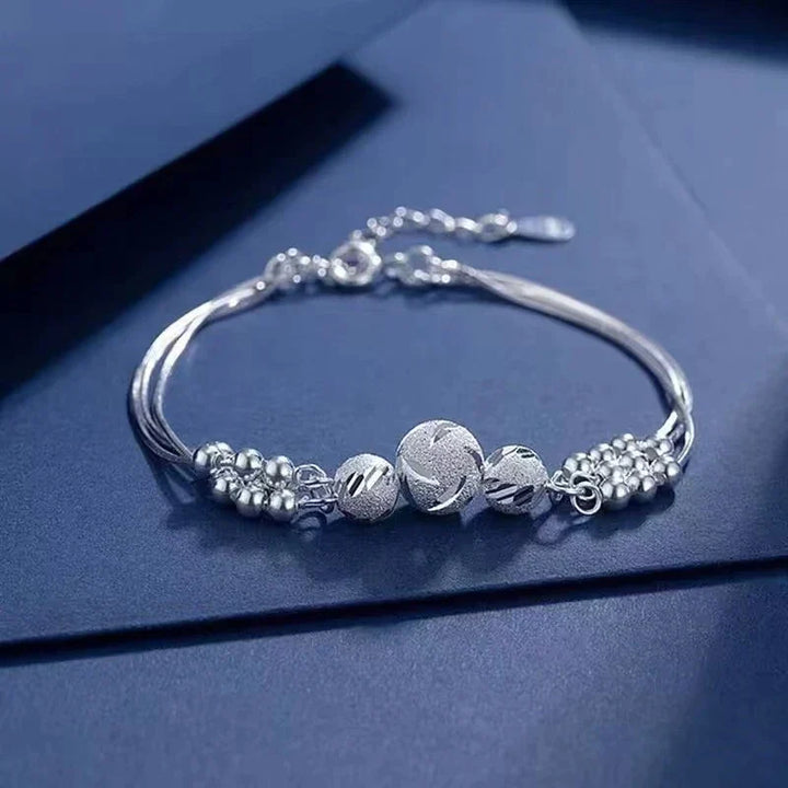 Elegantes Damenarmband aus Silber und Perlen, ideal als Glücksbringer und Geschenkidee für Frauen.