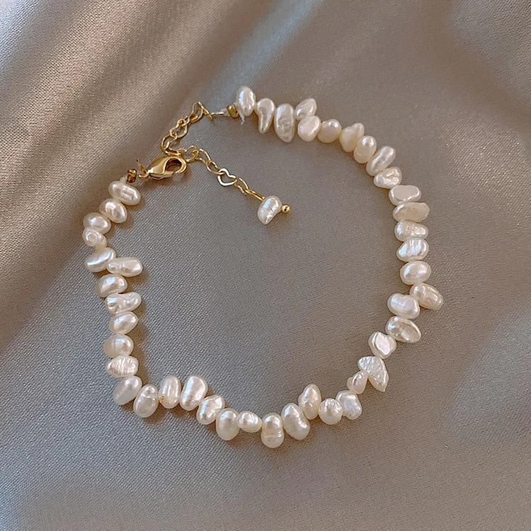 Zeitloses Süßwasserperlen Armband für Damen, vielseitiges Schmuck-Accessoire für jeden Anlass.
