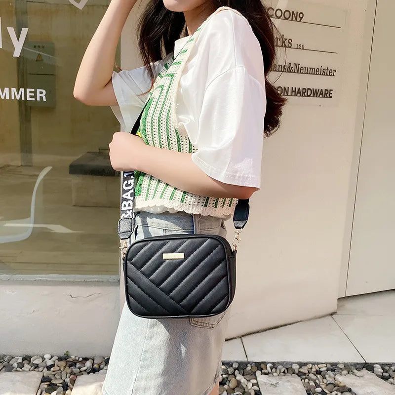 Stilvolle Damen Zip 'n Go Umhängetasche. Praktische, unifarbene Schultertasche mit Reißverschluss für den Alltag.